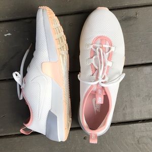 Nike womens tennis shoe